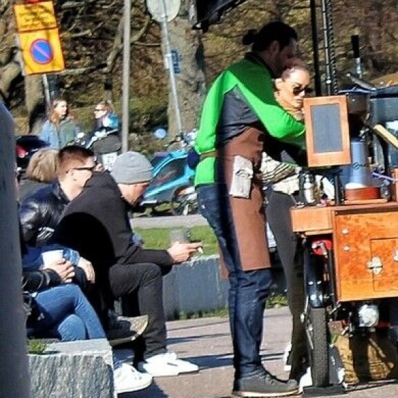 Paparazzikuvat ja video! Stefan Therman ja Sofia Belórf näyttäytyivät Kaivopuistossa - herkuttelivat erikoiskahveilla! dd