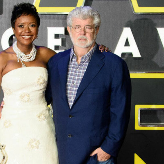 George Lucas seuralaisensa Mellody Hobsonin kanssa seitsemännen Star Wars Force Awekens -elokuvan ensi-illassa Lontoossa vuonna 2015. George Lucas seuralaisensa Mellody Hobsonin kanssa seitsemännen Star Wars Force Awekens -elokuvan ensi-illassa Lontoossa vuonna 2015.