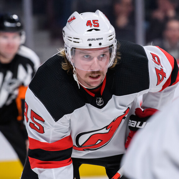 Sami Vatasella, 28, on muutakin tekemistä kuin roikkua somessa. Noin 4,1 miljoonaa euroa kaudessa tienaava Sami ehti edustaa New Jersey Devilsiä (kuvassa) yli kahden kauden ajan. Helmikuussa hänet kaupattiin Carolina Hurricanesiin.