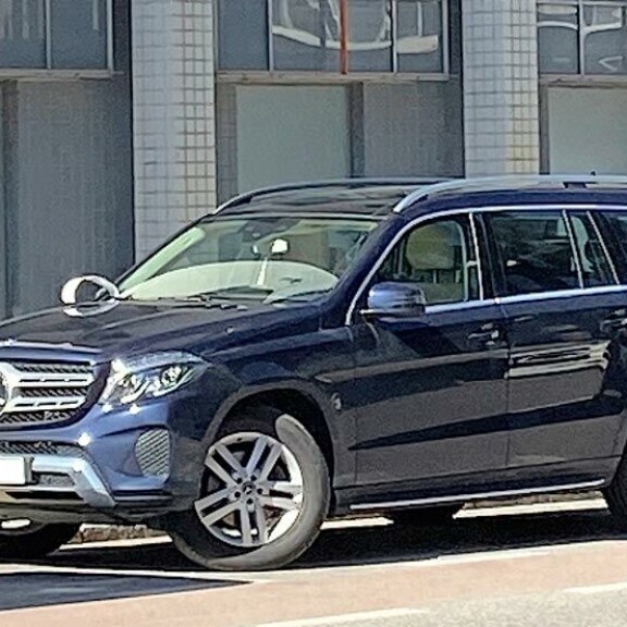 Viikon Kääk!-juorut: Johanna Tukiainen vaihtoi kotimaata – kohukaunotar asuu vanhempiensa luona! Jaajo Linnonmaan auto.