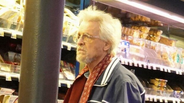 Kotimainen ei kelvannut! Pentti Arajärvi turvautui olutostoksilla tuontitavaraan – paparazzikuvat! Pentti Arajärvi kävi kaupassa.