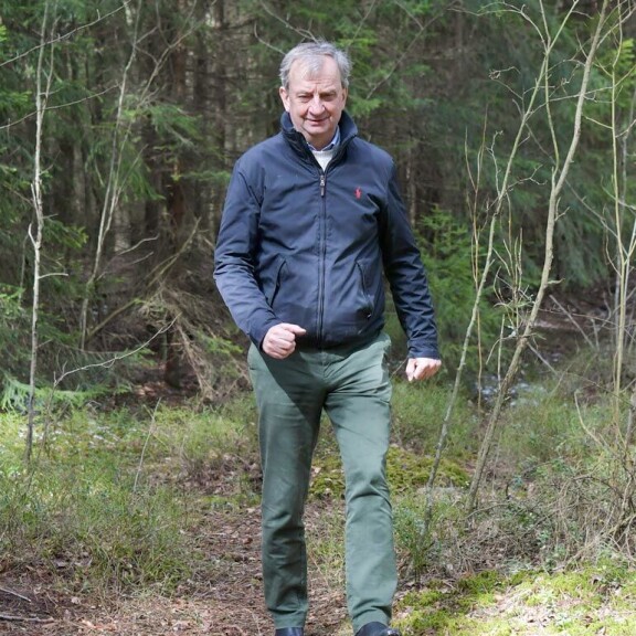 – Yritän joka päivä tehdä samoja asioita. Käyn aamuisin uimassa, päivisin teen töitä ja illalla lämmitän lenkin jälkeen saunan, Hjallis selostaa Sipoonkorvessa. – Yritän joka päivä tehdä samoja asioita. Käyn aamuisin uimassa, päivisin teen töitä ja illalla lämmitän lenkin jälkeen saunan, Hjallis selostaa Sipoonkorvessa.