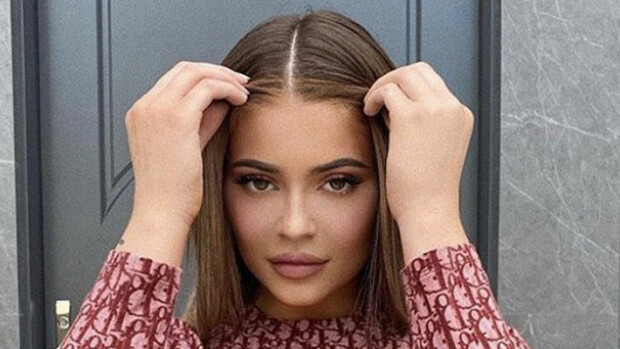 ”Täällä alkaa tulla aika kuuma!” Kylie Jenner rasvaa itseään bikineissä - somepersoonan videot saavat katsojan hikoilemaan! ¨kylijenner