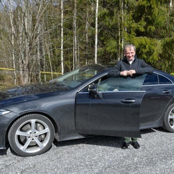 Ajat ovat kovat, mutta Mercedes-Benz tuo arkeen luksusta. – Hommasin tämän viime syksynä. Tykkään ajella Mersulla, Hjallis perustelee. Ajat ovat kovat, mutta Mercedes-Benz tuo arkeen luksusta. – Hommasin tämän viime syksynä. Tykkään ajella Mersulla, Hjallis perustelee.