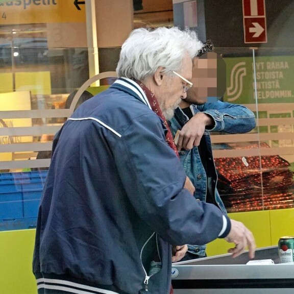 Presidentti Tarja Halosen Pena-rakkaan kalja hammasta alkoi kolottaa. Presidentti Tarja Halosen Pena-rakkaan kalja hammasta alkoi kolottaa.