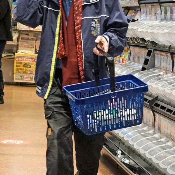 Pena pysähtyi välillä hyllyjen väliin aprikoimaan, mitä ostoslistalla olikaan. Pena pysähtyi välillä hyllyjen väliin aprikoimaan, mitä ostoslistalla olikaan.