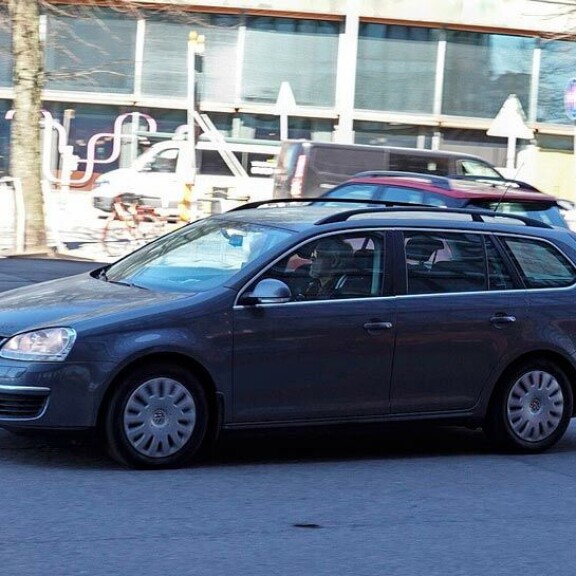 Pena tuskin on intohimoinen autoharrastaja, sillä hän kurvailee yli 10 vuotta vanhalla karvalakki-Volkkarilla. Pena tuskin on intohimoinen autoharrastaja, sillä hän kurvailee yli 10 vuotta vanhalla karvalakki-Volkkarilla.