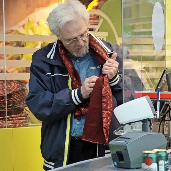 Kassalla Pena kaivoi kuvettaan, jolloin paljastui, että hänellä oli yllään Pori Jazz -mainospaita. Kassalla Pena kaivoi kuvettaan, jolloin paljastui, että hänellä oli yllään Pori Jazz -mainospaita.