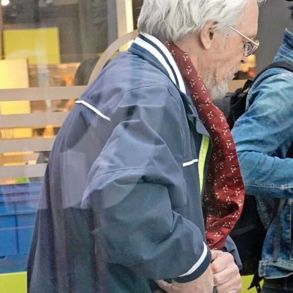 Kaljatölkit sujahtivat miehekkäästi takin sivutaskuihin, ja näin vältyttiin turhalta muovipussin hankinnalta. Munat Pena nappasi hyppysiinsä. Kaljatölkit sujahtivat miehekkäästi takin sivutaskuihin, ja näin vältyttiin turhalta muovipussin hankinnalta. Munat Pena nappasi hyppysiinsä.