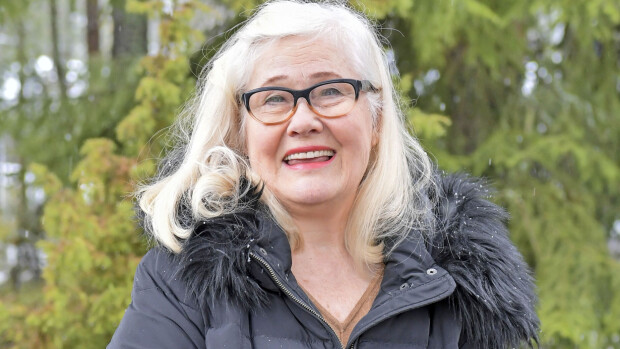 Näyttelijä Maija-Liisa Peuhu ja aviomies Keijo jaksavat koronaeristystä huumorin avulla: Minua huvittaa kaikki! ar