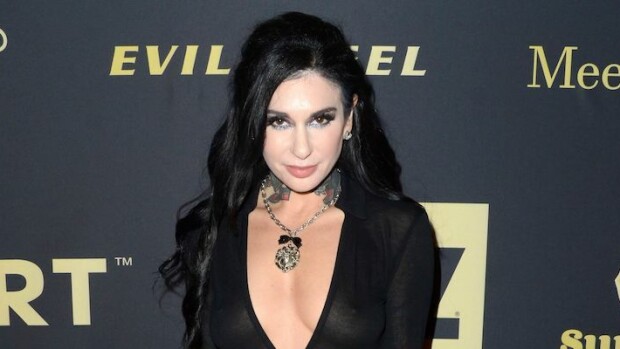 Aikuisviihteen tuotanto jatkuu koronasta huolimatta - kurkista etäkuvausen kulisseihin! Joanna Angel esiintyy uudessa aikuisviihde-elokuvassa.