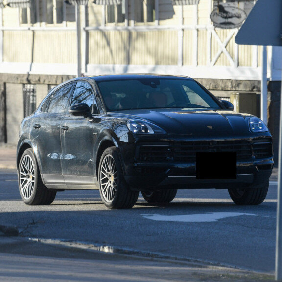 Kiinniotto keskellä tietä! Poliisi nappasi Onni Sarmasteen Porschesta Espoossa: Virkapartio hoiti pysäytyksen - kuva! ccc