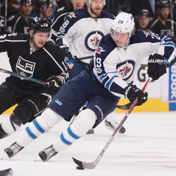 Tamperelaismies nöyrtyi, kun Patrik Laine ajoi rinnalle ja ohi – NHL-tähden ökyluksus-Lamborghini näytti Volvolle kaapin paikan: ”Ei siinä ollut mitään palaa” Patrik Laine.