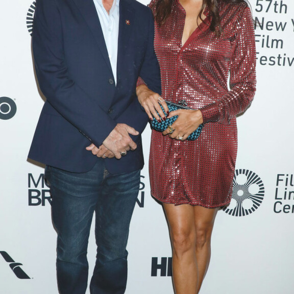 Bruce ja Emma Heming Willis. Huomaa Brucen miehekäs kenkätyyli! Bruce ja Emma Heming Willis