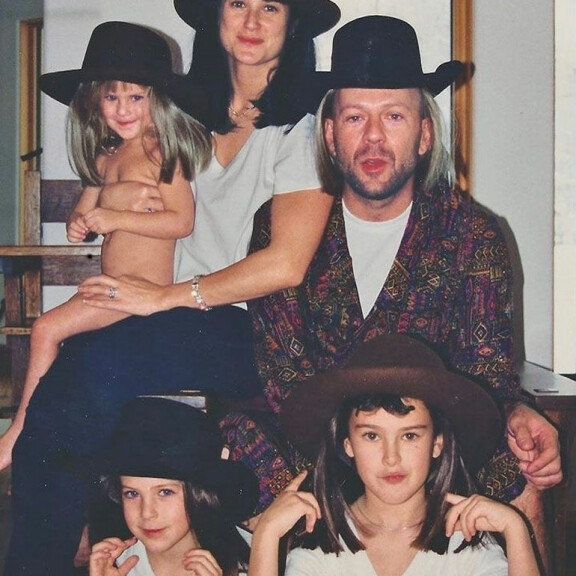 Bruce Willis ja Demi Moore lastensa kanssa lierihatut ja peruukit päässä. Bruce Willis ja Demi Moore nuorten lastensa kanssa.
