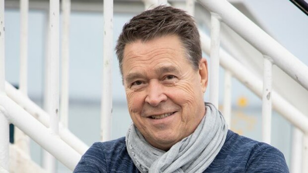 Iskelmälegenda Markku Aro vaarallisista keikkareissuista: Iso naarashirvi oli tulla syliin! Markku Aro