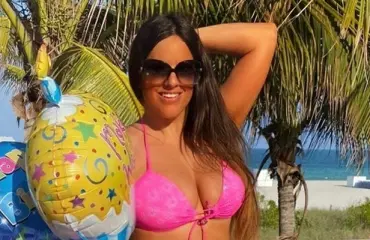 Maiskis! Uhkean Claudia Romanin herkulliset syntymäpäiväkuvat – katse nauliutuu persikkaa muistuttavaan bumtsibumiin!