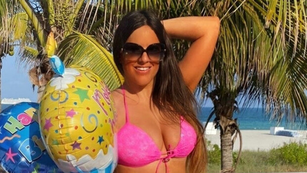 Maiskis! Uhkean Claudia Romanin herkulliset syntymäpäiväkuvat – katse nauliutuu persikkaa muistuttavaan bumtsibumiin! Claudia romani