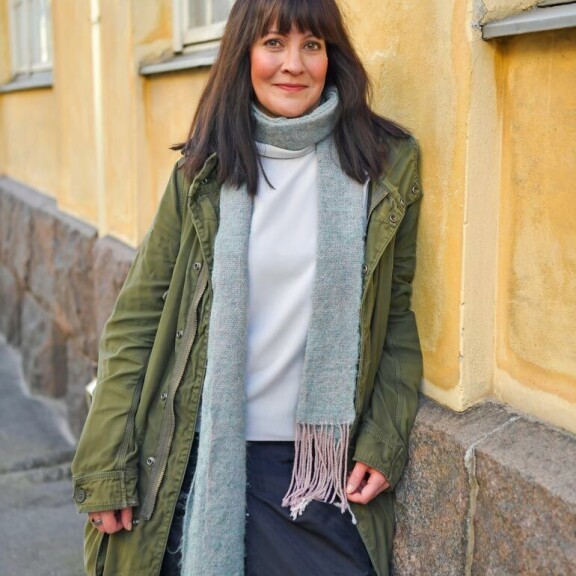 – Olen päässyt esittämään satoja rooleja. Työn positiivisia puolia on myös saada työskennellä eri ikäisten ihmisten kanssa. – Olen päässyt esittämään satoja rooleja. Työn positiivisia puolia on myös saada työskennellä eri ikäisten ihmisten kanssa.