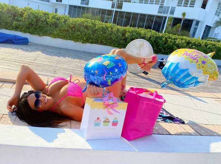 Maiskis! Uhkean Claudia Romanin herkulliset syntymäpäiväkuvat – katse nauliutuu persikkaa muistuttavaan bumtsibumiin! Claudia Romani 1