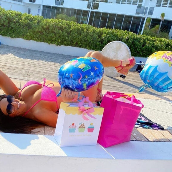 Maiskis! Uhkean Claudia Romanin herkulliset syntymäpäiväkuvat – katse nauliutuu persikkaa muistuttavaan bumtsibumiin! Claudia Romani 1