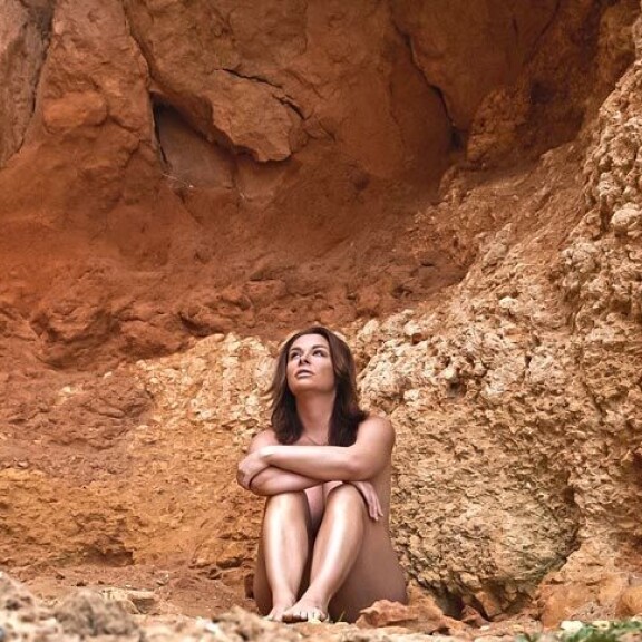 – Toivottavasti tätä tilannetta ei kestäisi kuukausikaupalla. Uskon ja toivon, että kesään mennessä tämä kaikki olisi pelkkä hirveä muisto, Elina parahtaa. – Toivottavasti tätä tilannetta ei kestäisi kuukausikaupalla. Uskon ja toivon, että kesään mennessä tämä kaikki olisi pelkkä hirveä muisto, Elina parahtaa.