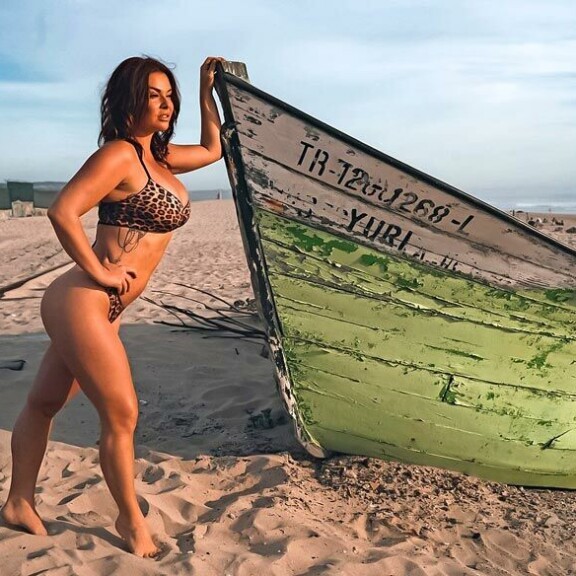 Elina kuvailee itseään nunnaksi, eikä muutenkaan kaipaa miestä rinnalleen.  – En harrasta irtosuhteita. Viihdyn aivan hyvin itsekseni, tyrmäävä tummaverikkö nauraa. Elina kuvailee itseään nunnaksi, eikä muutenkaan kaipaa miestä rinnalleen.  – En harrasta irtosuhteita. Viihdyn aivan hyvin itsekseni, tyrmäävä tummaverikkö nauraa.