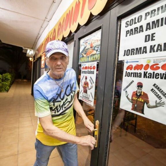 Suomi-rekvisiitta kuuluu Kanarian keisarin ravintoloihin. Suomi-rekvisiitta kuuluu Kanarian keisarin ravintoloihin. Amigo-ravintolansa ostajasta Jorma pysyy vielä salaperäisenä.