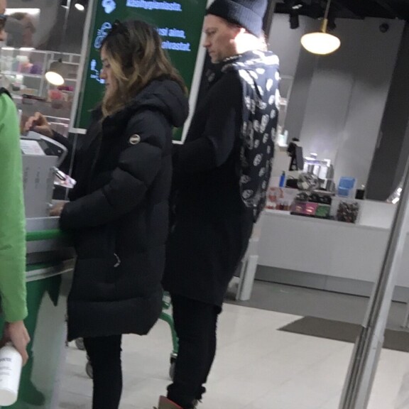 Duudsonit-Jukka ja Chachi-vaimo shoppailivat Nurmossa kuin ketkä tahansa pohjalaistavikset - perhe viettää pääsiäistä luksusmökillä Ähtärissä! lukijan kuva