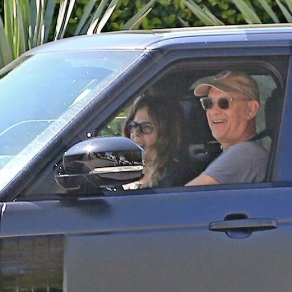 Tom Hanks huristeli autolla koronasta parannuttuaan. Tom Hanks huristeli autolla koronasta parannuttuaan.