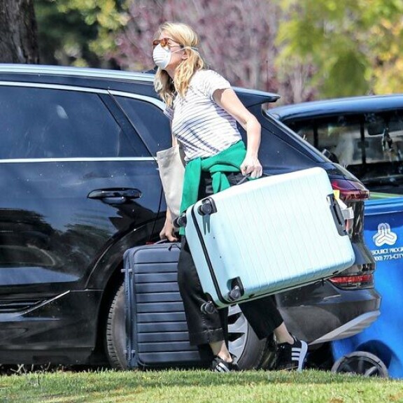 Hollywood-tähdet sonnustautuvat persoonallisiin koronavarusteisiin: Diane Keatonin virkamerkki hämmensi – kuvat! Laura Dern