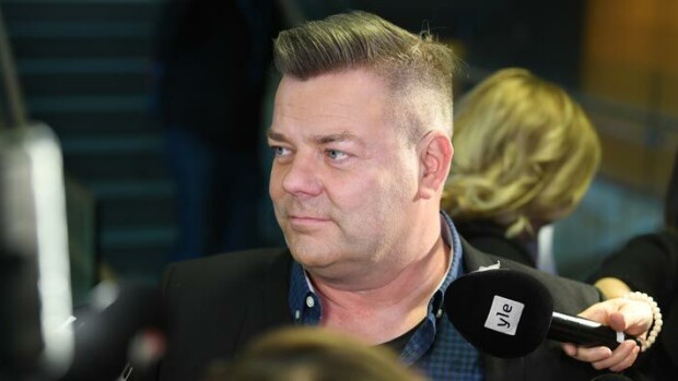 Laulajan tulot romahtivat! Jari Sillanpää valittaa 15 000 euron jättisakoistaan! Jari Sillanpään tulot romahtivat.
