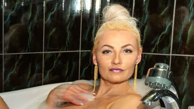 Huhhuh! Marika Fingerroos riisui kaiken – kohukaunotar kylpee syntisessä hotellihuoneessa: ”Jos vain tietäisit, mitä kaikkea täällä on tehty!” Marika Fingerroos kylvyssä.