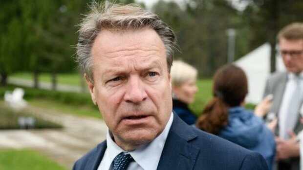 Elina-rakkaansa kanssa avioitunut Ilkka Kanerva jatkoi viestittelyä helsinkiläisnaiselle: ”Hän seurasi tekemisiäni tarkkaan!” Ilkka Kanerva