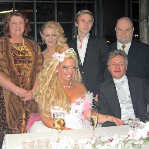 Johanna nauttii raskausajasta Ruotsissa vanhempiensa Marja ja Markku Tukiaisen luona. Vuoden 2011 hääkuvassa myös Jasmine-sisko ja Joel-veli sekä silloinen sulhanen Arto Länsman. Kohukaunottaren vauva syntyyJohanna nauttii raskausajasta Ruotsissa vanhempiensa Marja ja Markku Tukiaisen luona. Vuoden 2011 hääkuvassa myös Jasmine-sisko ja Joel-veli sekä silloinen sulhanen Arto Länsman.