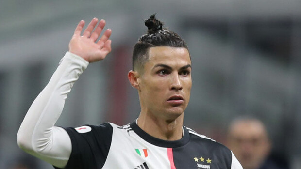 Mies kuin veistos! Christano Ronaldon treenatusta yläkropasta erottaa kiinteät lihakset hyvin selvästi – kuva jalkapalloilijan kotisalilta! ronaldo