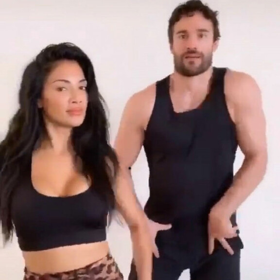 Eristys tekee kreisiksi! Emily Ratajkowski melkein nakuna, Rita Ora kireässä jooga-asussa....Katso kuvat! nicole