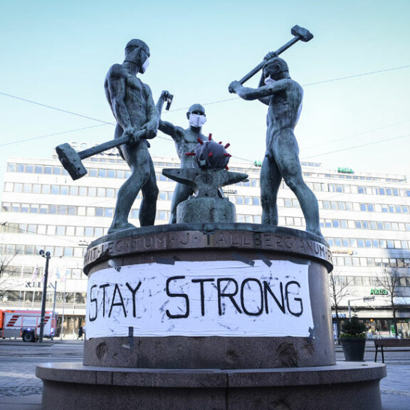 Kolmen sepän patsas koristeltiin uuteen uskoon - Takojat saivat hengityssuojat koronaviruksen murjomista varten! sepät