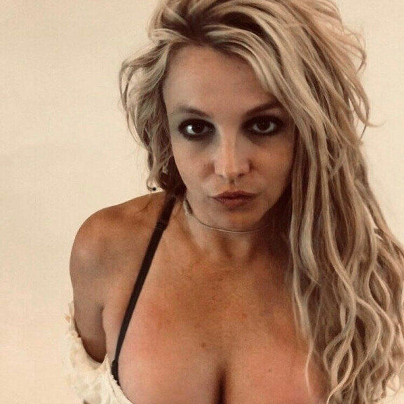 Eristys tekee kreisiksi! Emily Ratajkowski melkein nakuna, Rita Ora kireässä jooga-asussa....Katso kuvat! Britney