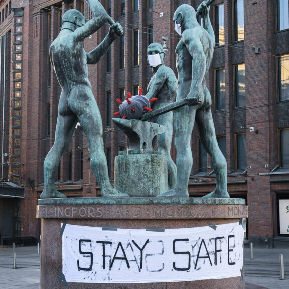 Kolmen sepän patsas koristeltiin uuteen uskoon - Takojat saivat hengityssuojat koronaviruksen murjomista varten! sepät