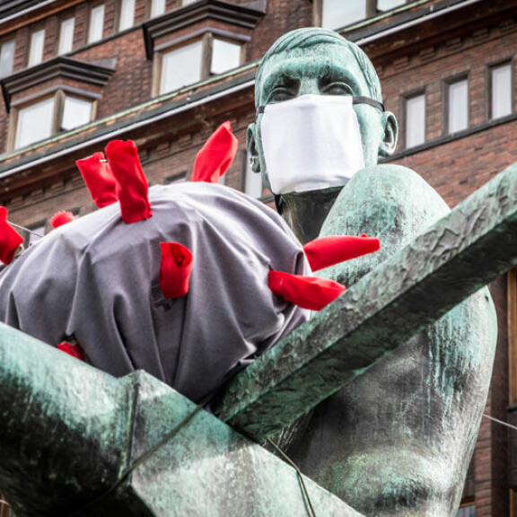 Kolmen sepän patsas koristeltiin uuteen uskoon - Takojat saivat hengityssuojat koronaviruksen murjomista varten! sepät