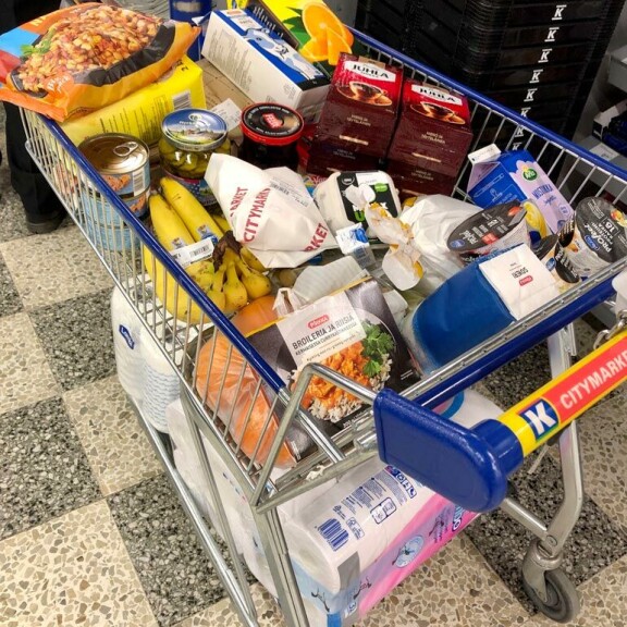 Jösses, mitkä hankinnat! Kohukatti lastasi ostoskärryt surutta täyteen ja kärräsi kuormat lahtelaisvanhuksille. Jösses, mitkä hankinnat! Kohukatti lastasi ostoskärryt surutta täyteen ja kärräsi kuormat lahtelaisvanhuksille.