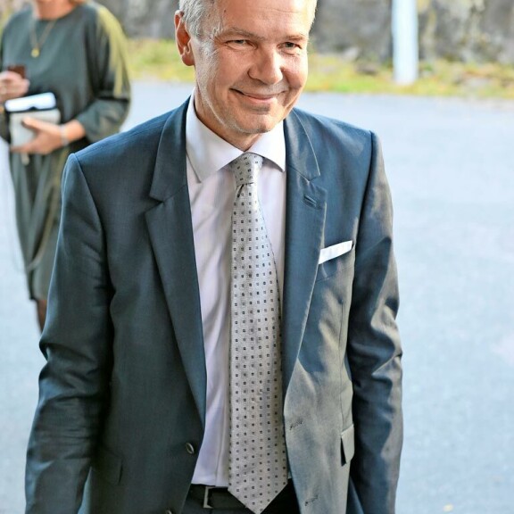 Ulkoministeri Pekka Haavisto on kansanedustaja, puolueensa entinen puheenjohtaja ja oli ehdolla presidentinvaaleissa kaksi kertaa. Ulkoministeri Pekka Haavisto on kansanedustaja, puolueensa entinen puheenjohtaja ja oli ehdolla presidentinvaaleissa kaksi kertaa.