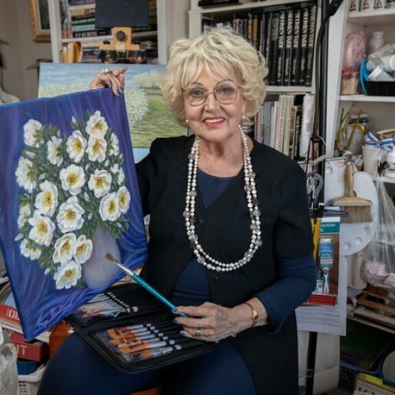 Koronavirus sulki ex-missi Virpi Miettisen kotiinsa: Maalaan yhdeksän tuntia päivässä! Virpi Miettinen keskittyy maalaamiseen.