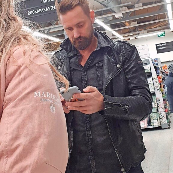 Shoppailua Vantaalla! Lauri Tähkä selaili kännykkää ja osti kukkia – kuvat! Lauri Tähkä