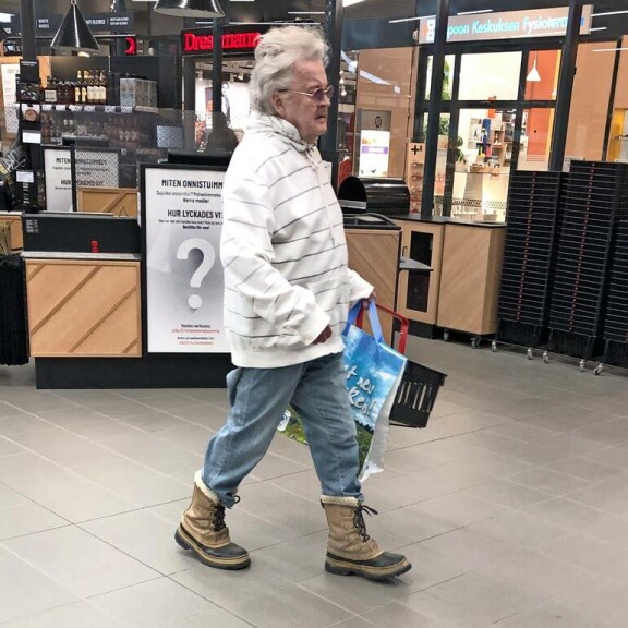 Seiskan kestotilaajan pää meni pyörälle kuin lentävällä lautasella kiertoradalla, kun itse Juhan af Grann asteli vastaan Alkossa. Seiskan kestotilaajan pää meni pyörälle kuin lentävällä lautasella kiertoradalla, kun itse Juhan af Grann asteli vastaan Alkossa.