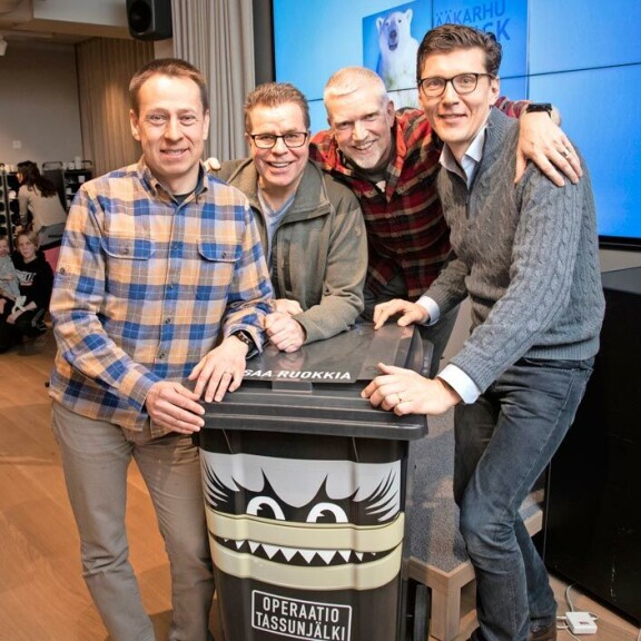 Valokuvausta intohimoisesti harrastava Mato kirjotti sadun valmiiksi Espanjassa. Timo Tammiston, Madon, Pata Degermanin ja Tommi Juuselan luontokuvat ovat kirjassa huikeita. Valokuvausta intohimoisesti harrastava Mato kirjotti sadun valmiiksi Espanjassa. Timo Tammiston, Madon, Pata Degermanin ja Tommi Juuselan luontokuvat ovat kirjassa huikeita.