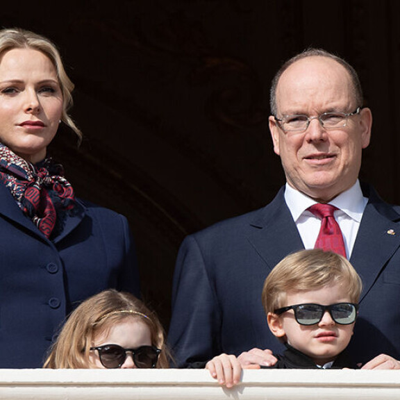 Ruhtinatar Charlene, ruhtinas Albert II ja lapset Gabriella sekä Jacques. Prinssi Albert ja perhe