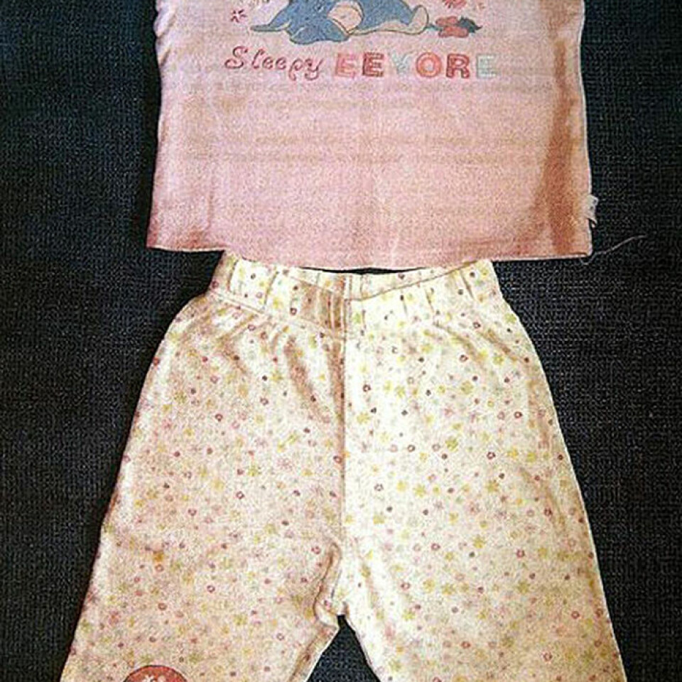 Kuvassa samanlaiset pyjamat, jotka Madeleinella oli päällään katoamisiltanaan. Lähteiden mukaan Madeleinen pyjaman kuituja löydettiin Madeleinen katoamisesta epäillyn Christian Brücknerin asuntovaunusta.
