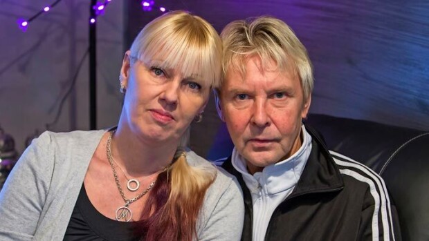 Saapasparista 200 euroa! Matti Nykäsen Pia-leski kauppaa mäkilegendan tavaroita! Pia Nykänen myy edesmenneen miehensä vanhoja tavaroita.